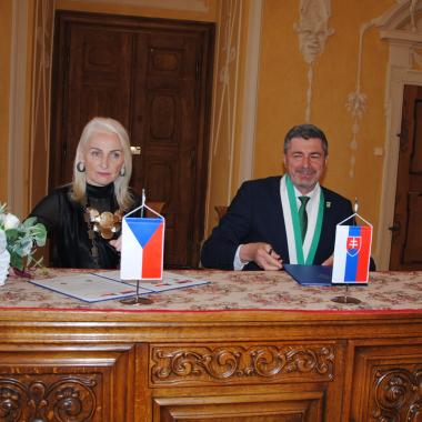 Partnerskou smlouvu měst podepsali starostka Dana Havlátková Jurštaková a primátor František Mašlonka.     